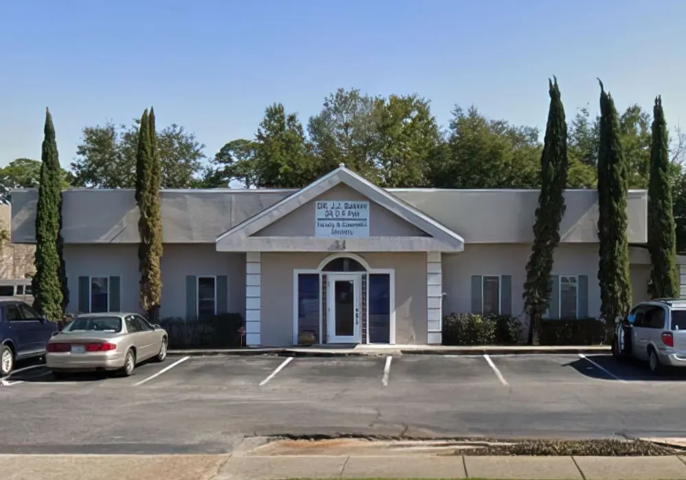 The single-story office of Dr. Douglas Pohl, DDS, at 31 Perry Ave SE, Fort Walton Beach, with its car park in front.
